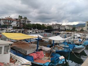 Marmarisli Balıkçılar  sağanak yağış ve fırtına uyarısına karşı teknelerini sağlama aldılar