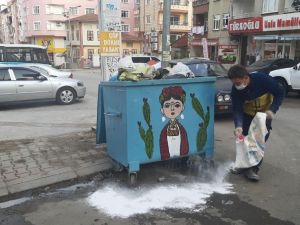 Çöp konteynerleri virüs tehlikesine karşı ilaçlanıyor