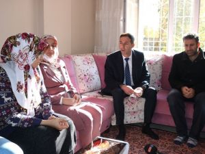 MHP Diyarbakır il yönetimi, evi kundaklanan evlat nöbetindeki aileyle buluştu