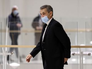 Hakim karşısına çıkan Sarkozy yolsuzluk suçlamalarını reddetti