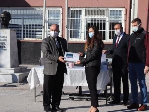 46 öğrenciye burs, 25 öğrenciye tablet