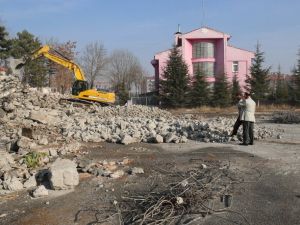 Müdür Başyiğit, yıkımı devam eden okulları inceledi