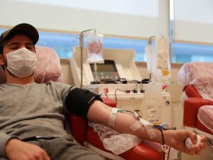 Vatandaşlar hafta sonu kısıtlamasına rağmen kan merkezlerine akın etti