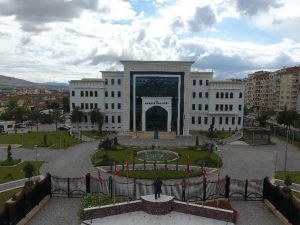 Elazığ’da Covid-19 tedbiri: Caddelere kısıtlama, evlere uyarı etiketi