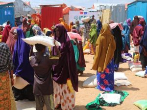 Türk hayırseverlerin yardımlarıyla Somalili sel mağdurlarının yaraları sarılıyor
