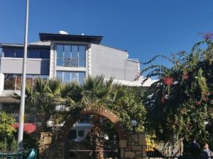 Yıkım kararı çıkan apart otel boşaltılıyor