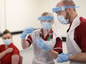 İngiltere’den Pfizer/BioNTech aşısına yönelik alerji uyarısı