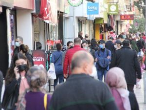 Bakan Koca’nın sürekli uyardığı Mersin’de caddeler tıklım tıklım