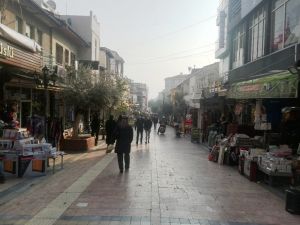 İş yerleri önünde 2’den fazla kişinin oturması yasaklandı
