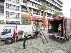 Depremde hasar alan İzmir Büyükşehir Belediyesi binası boşaltılıyor