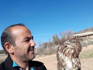 Yolda bulduğu yaralı şahini veterinere götürdü