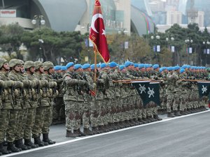 Azerbaycan’da Dağlık Karabağ Zaferi kutlanıyor