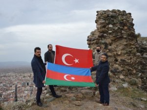 Türk ve Azerbaycan bayrağı açıp zaferi kutladılar