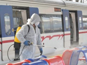İzmir’de korona virüsüne karşı duraklar, toplu ulaşım araçları dezenfekte ediliyor
