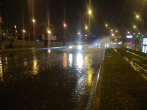 İzmir’de sağanak yağış etkili oldu
