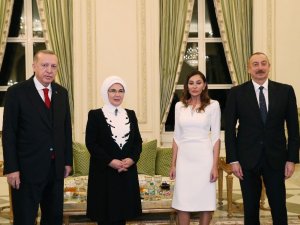 Cumhurbaşkanı Erdoğan ve eşi Emine Erdoğan Bakü’de resmi aile yemeğine katıldı