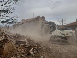 Altıntaş’ta  metruk binalar yıkılıyor