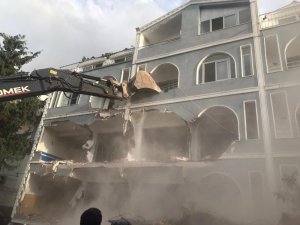 Marmaris’te riskli binaların yıkım işlemleri devam ediyor