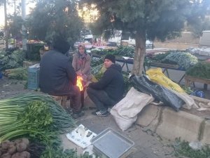 Pazarcılar soğuk havadan ateş yakarak korunuyor