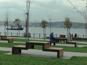 Beykoz sahilde korona virüse karşı sosyal mesafeli banklar