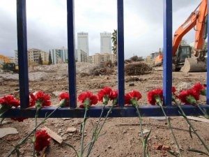 Başkan Sandal, depremde hayatını kaybedenler için lokma döktürdü, karanfil bıraktı