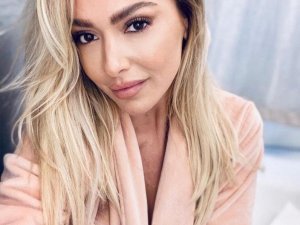 Ünlü şarkıcı Hadise’den ayrılık açıklaması