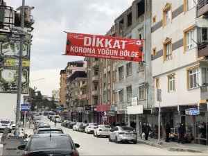 Hatay’da "Dikkat korona yoğun bölge" yazılı afişler asıldı