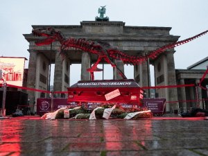 Almanya’da tabutlu korona virüs protestosu
