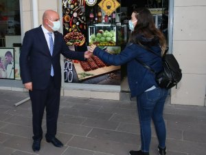 Keçiören Belediyesi’nden ev ev maske, kolonya ve dezenfektan dağıtımı
