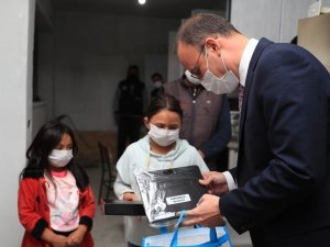 Pamukkale Belediyesinden derse katılamayan öğrencilere 2 bin tablet