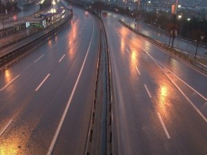 İstanbul’da yollar sokağa çıkma kısıtlamasında boş kaldı