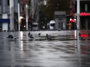 Taksim Meydanı ve İstiklal Caddesi boş kaldı