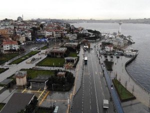 Sokağa çıkma kısıtlamasında boş kalan Kadıköy ve Üsküdar Meydanı havadan görüntülendi