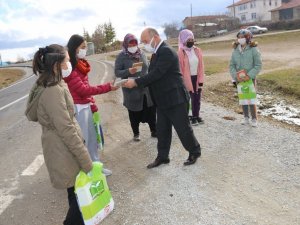 İnternet erişiminde sıkıntı yaşayan öğrencilere çalışma kitabı desteği