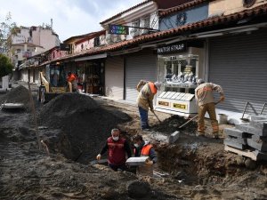 Kuşadası’nın turistik çarşılarındaki yenileme çalışmaları devam ediyor
