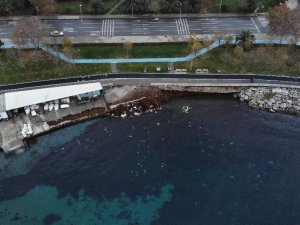 Caddebostan’da ilginç görüntü: Sahil kızıla boyandı