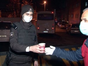 Esenler’de soğukta görev yapan polis memurlarına sıcak çorba
