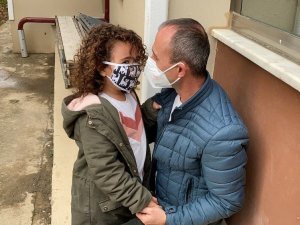 Türkiye’yi ağlatmıştı...Minik Ecem sağlıkçı babasına işte böyle kavuştu