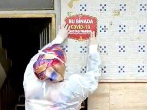 Elazığ’da Covid-19 vakası çıkan evlere uyarı etiketi