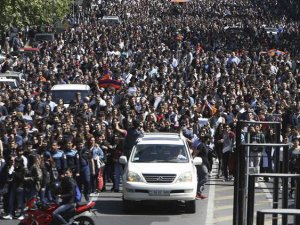 Siyasi krizin devam ettiği Ermenistan’da 3 günlük yas ilan edildi