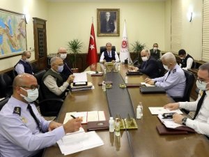 Bakan Akar birlik komutanlarından video konferans yöntemi ile bilgi aldı