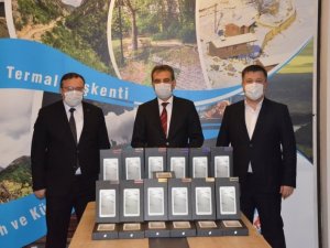 Emet Belediyesi’nden uzaktan eğitime destek için 100 tablet