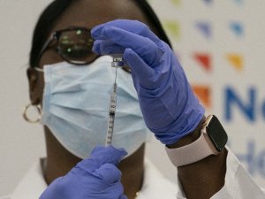 ABD’de ilk Covid-19 aşısı siyahi bir hemşireye yapıldı