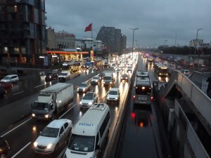 İstanbul trafiğinde sağanak yağmur yoğunluğu