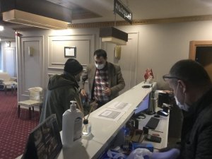 Avcılar’da sokakta kalan yaşlı vatandaşlar otele yerleştirildi
