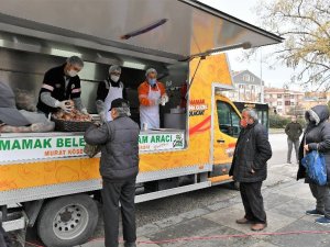 Çorba dağıtırken söylediği şarkılarla vatandaşın gözdesi oldu