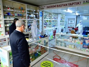 Yeşilyurt Belediyesi eczaneleri dezenfekte ediyor