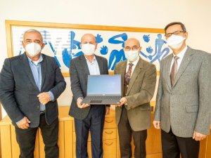 İzmir’deki depremzede öğrencilere bilgisayar bağışı