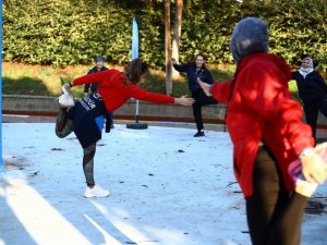 Aydınlılar Büyükşehirin eğitmenleriyle sabah sporu yapıyor