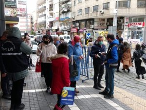 Trabzon’un en işlek caddelerinde  HES Kodu uygulaması sürüyor